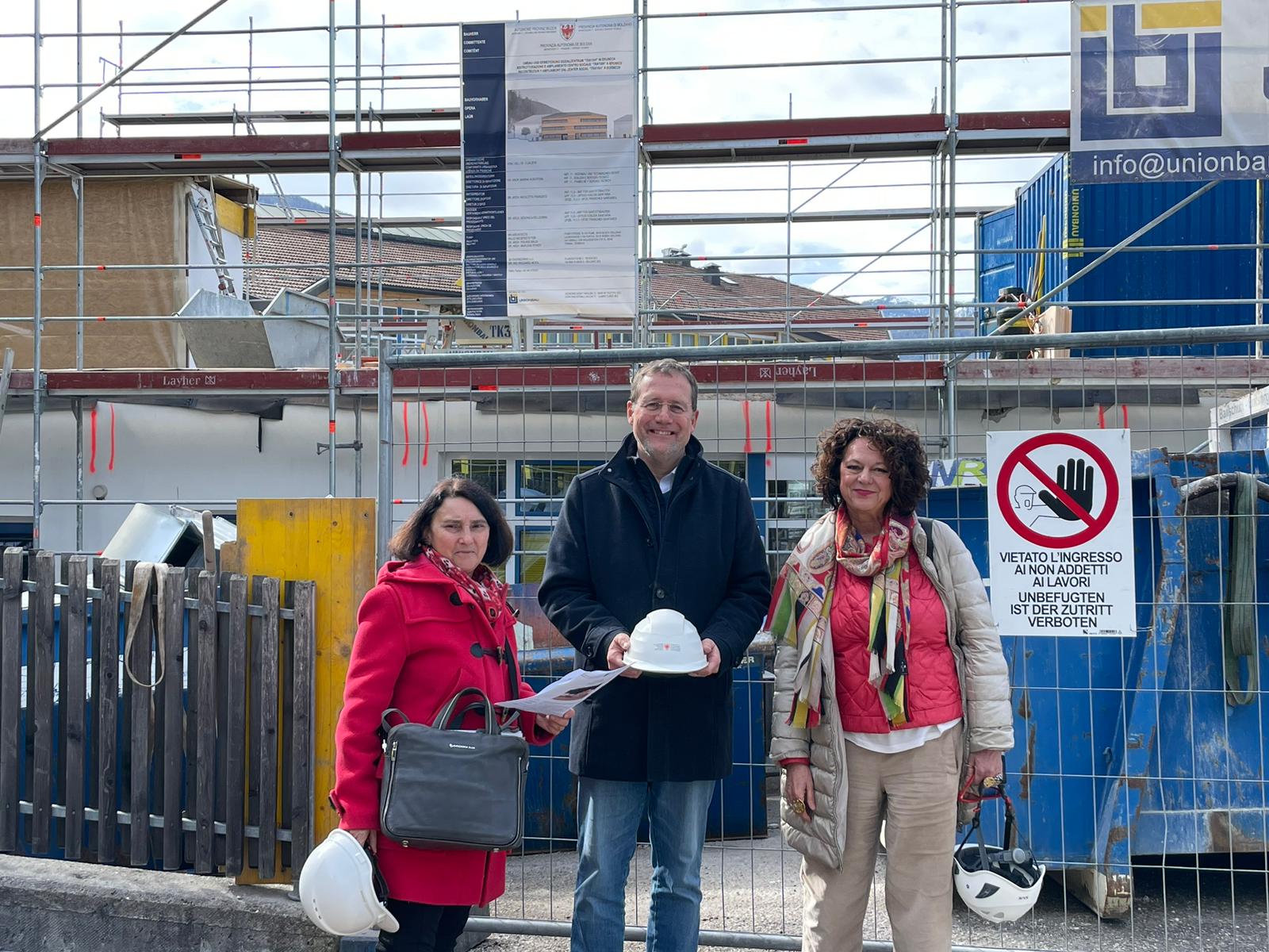 Lokalaugenschein an der Baustelle des Sozialzentrums Trayah in Bruneck: LR Massimo Bessone mit Marina Albertoni (r.), Direktorin der Landesabteilung Hochbau und technischer Dienst, und Nicoletta Francato (l.), Direktorin im Landesamt für Gesundheitsbauten. (Foto: LPA)