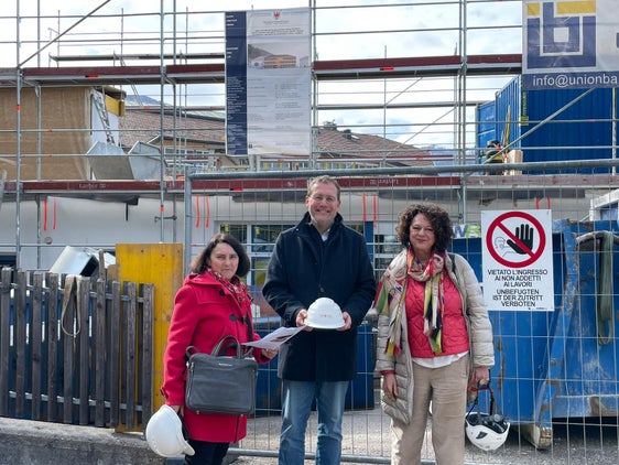 Lokalaugenschein an der Baustelle des Sozialzentrums "Trayah" in Bruneck: LR Massimo Bessone mit Marina Albertoni (r.), Direktorin der Landesabteilung Hochbau und technischer Dienst, und Nicoletta Francato (l.), Direktorin im Landesamt für Gesundheitsbauten. (Foto: LPA)