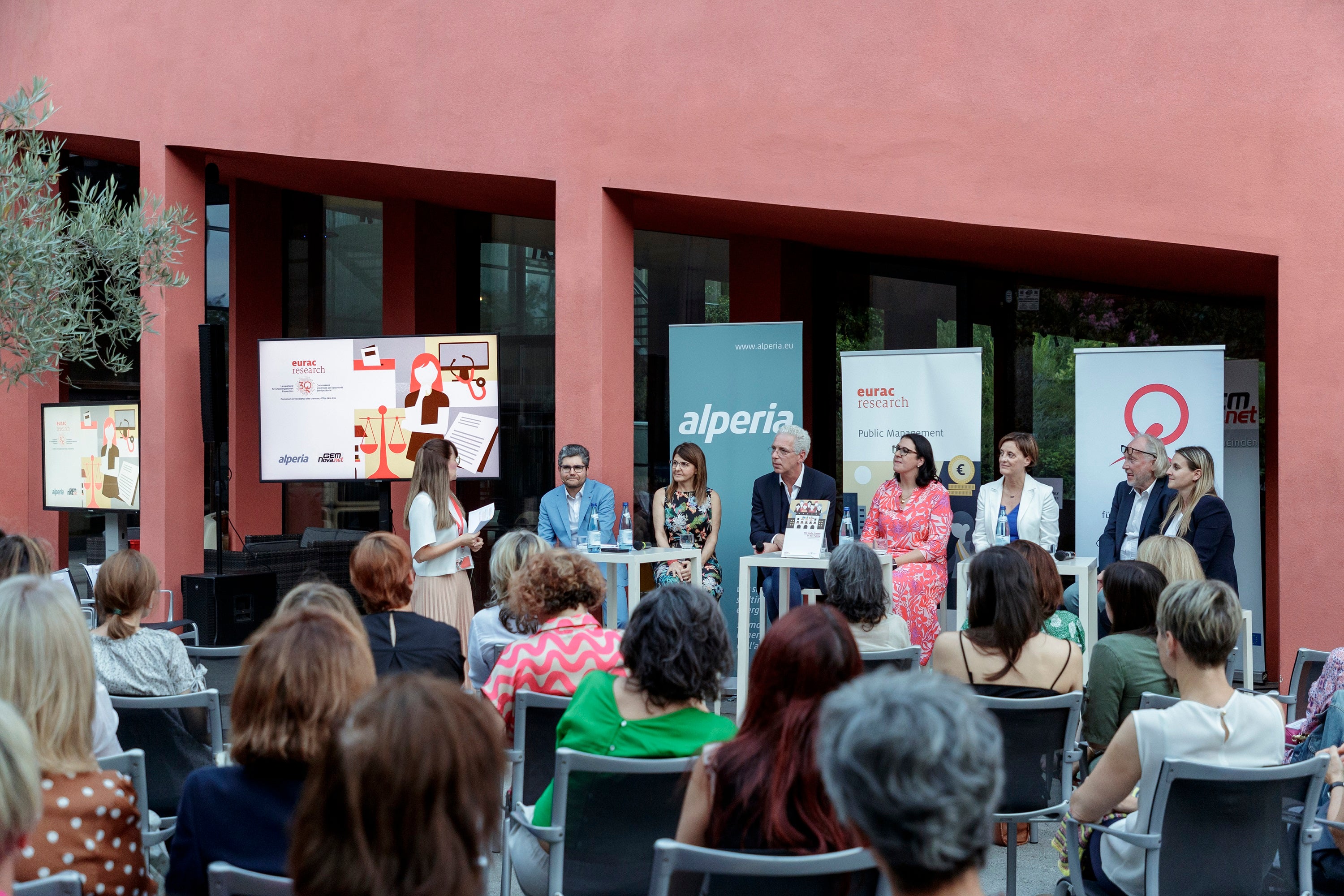 Grande interesse per la presentazione della guida di Eurac Research e Commissione pari opportunità Più donne in politica... prospettive e soluzioni, andata in scena alla fine di giugno all'Eurac di Bolzano (Foto: Eurac Research/Ingrid Heiss)
