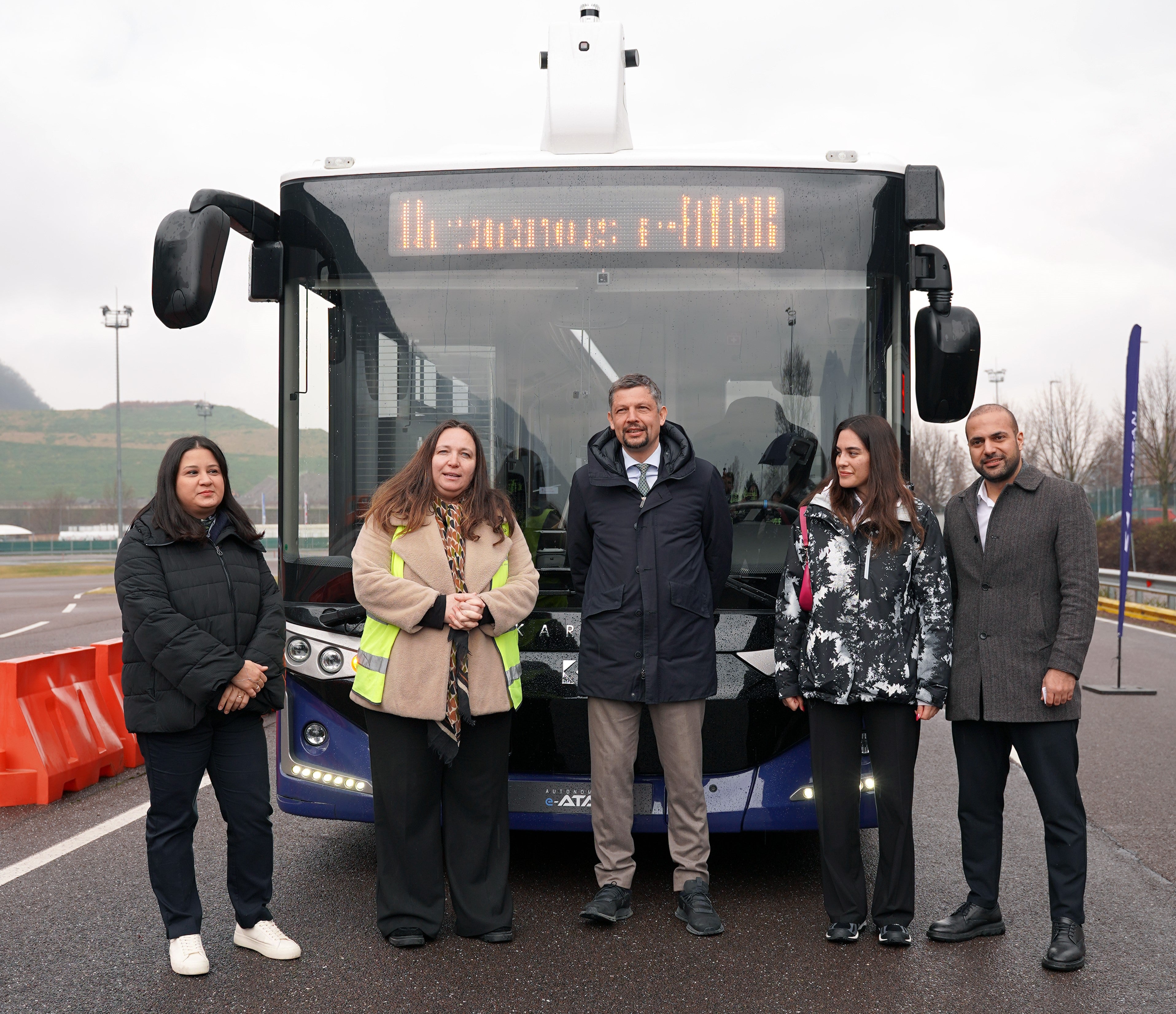 Beim Test des selbstfahrenden Elektrobusses im Safety Park in Pfatten mit dabei (von links):  Seda Nese (Verkaufsleiterin von Karsan Europe für Italien), Astrid Kofler (Sasa-Präsidentin), Daniel Alfreider (Mobilitätslandesrat), Yasemin Us (Corporate Communication Adastec) und Semir Aydın (Verkaufsleiter für autonome Fahrzeuge bei Karsan Otomotiv). (Foto: LPA/Sasa AG)
