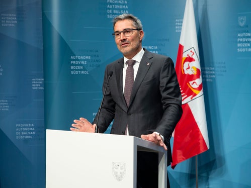 Il presidente Kompatscher all'incontro con i media dopo la sua relazione al bilancio 2023 (Foto: ASP/Fabio Brucculeri)