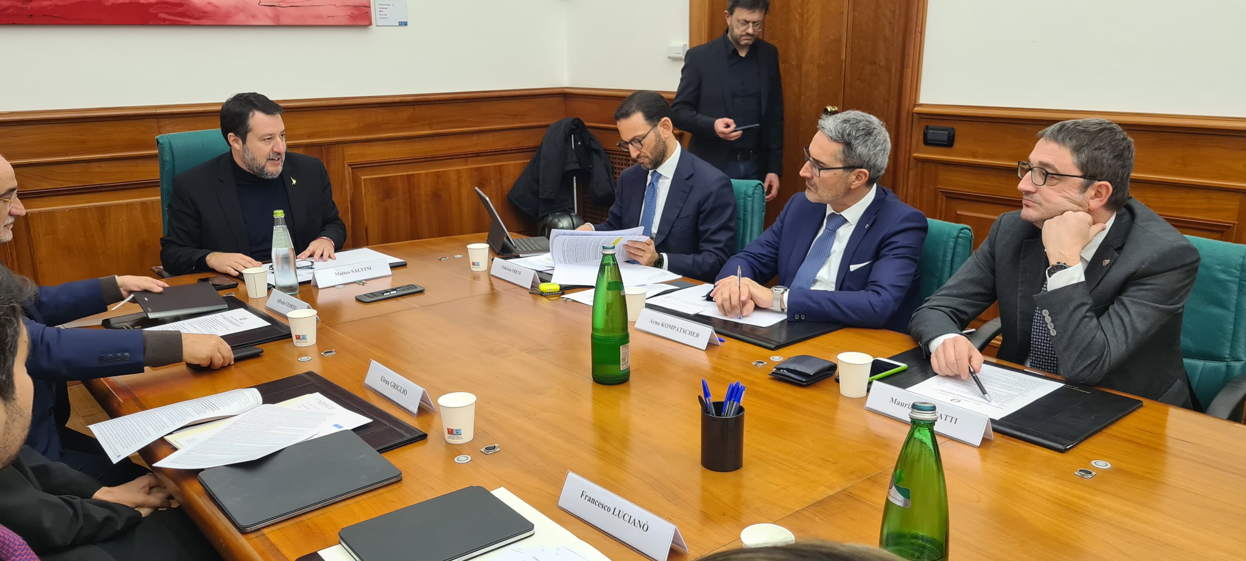 Um die Ausschreibung der Konzessionsvergabe für die Brennerautobahn und die Klärung noch offener Fragen auf dem Weg dahin ging es bei einem Treffen von Landeshauptmann Kompatscher (2.v. r.) mit Minister Salvini (1.v.l.) in Rom. (Foto: Davide Cordua)