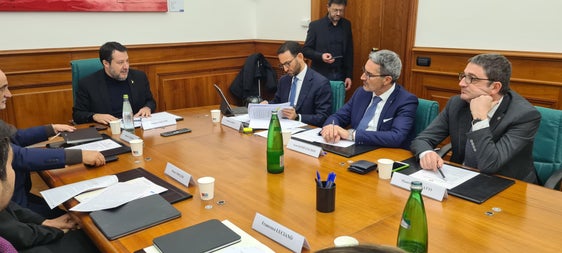 Um die Ausschreibung der Konzessionsvergabe für die Brennerautobahn und die Klärung noch offener Fragen auf dem Weg dahin ging es bei einem Treffen von Landeshauptmann Kompatscher (2.v. r.) mit Minister Salvini (1.v.l.) in Rom. (Foto: Davide Cordua)