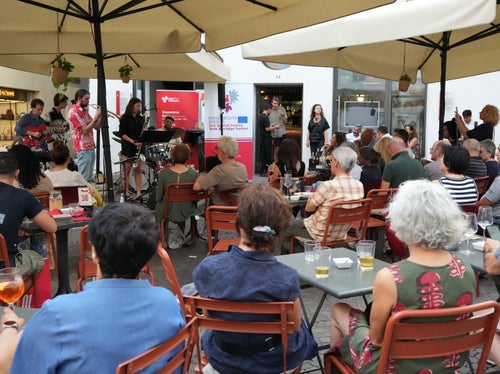 Nell’ambito dei Giovedì culturali dell'Euregio, nella serata del 23 luglio si è tenuto un concerto jazz davanti alla Casa della Pesa, in piazza del Grano a Bolzano. (Foto: Euregio)