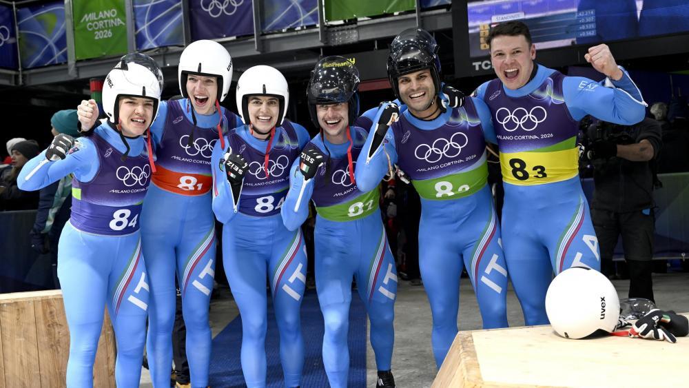 Bronze für die sechs Südtiroler Kunstbahnrodlerinnen und -rodler: Andrea Vötter, Verena Hofer, Marion Oberhofer, Simon Kainzwaldner, Emanuel Rieder und Dominik Fischnaller. (Foto: ANSA. Das Foto darf nur im Zusammenhang mit dieser Aussendung verwendet werden.)