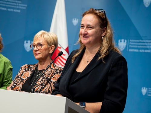 Paola Santoro, direttrice di Ripartizione dell’Azienda Servizi Sociali di Bolzano, ha spiegato che si è scelto consapevolmente di coinvolgere giovani e professionisti nell’elaborazione dell’opuscolo “Violenza nella terza età”. (Foto: USP/Fabio Brucculeri)