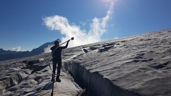 Mitarbeiter des Landesamtes für Hydrologie und Stauanlagen bei der Messung des Ablationspegels am Westlichen Rieserferner am 17. August 2022 (Foto: LPA/Landesamt für Hydrologie und Stauanlagen/Herbert Thaler)