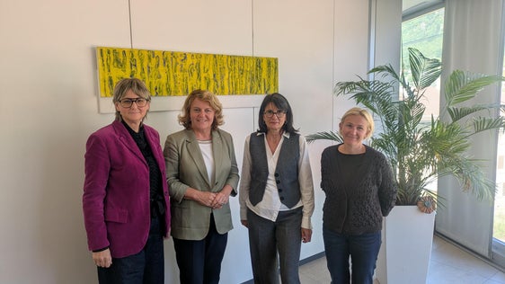 Wollen im steten Austausch miteinander bleiben: (v.l.) Ressortdirektorin Michela Morandini, Landesrätin Rosmarie Pamer, Ombudsfrau Alessandra Orlandi und Amtsdirektorin Astrid Wiest. (Foto: LPA/Hannes Wisthaler)