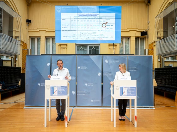 Stefan Luther, direttore del Servizio Mercato del lavoro (SML), e l'assessora al Lavoro Magdalena Amhof hanno fatto riferimento al forte aumento dei pensionamenti previsti nei prossimi anni, agli attuali dati sulla disoccupazione e alla volontà di sfruttare maggiormente il potenziale occupazionale della popolazione residente. (Foto: USP/Fabio Brucculeri)