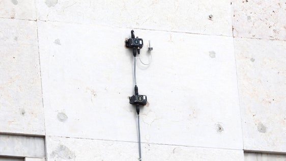 An den beiden äußeren Gebäudeflügeln des Bozner Gerichtsgebäudes wurde ein Überwachungssystem mit 42 Sensoren zur Kontrolle der Gebäudestatik installiert. (Foto: LPA/Fabio Brucculeri)