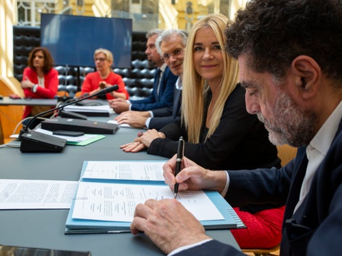 Auch die Mitglieder der Landesagentur für die Gewerkschaftsbeziehungen - (v.r.) Domenico Laratta, Brunhild Pircher und Vorsitzender Hermann Troger - setzten ihre Unterschrift unter den Vertrag. (Foto: LPA/Fabio Brucculeri)