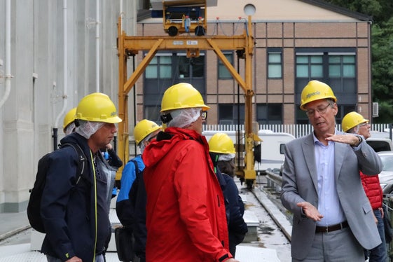 Il Direttore operations di Alperia Greenpower Andreas Bordonetti (a destra) insieme alla delegazione proveniente dalla Svizzera. (Foto: ASP/Maja Clara)