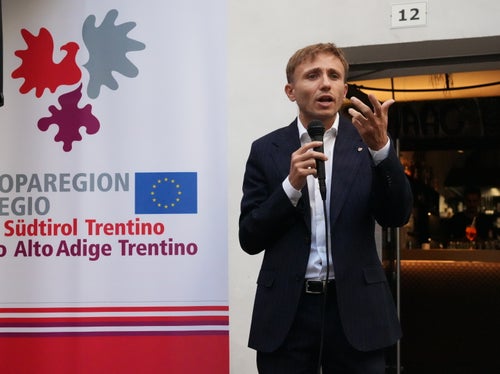 Nel suo discorso di benvenuto, il presidente del Consiglio provinciale Angelo Gennaccaro ha sottolineato come la musica possa sprigionare un’energia senza limiti. (Foto: Euregio)