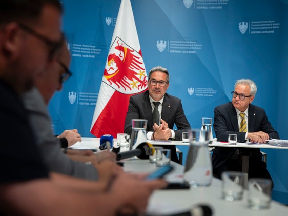 Landeshauptmann Arno Kompatscher und Generalsekretär Eros Magnago, der bei den Verhandlungen zur Reform des Autonomiestatuts federführend beteiligt war. (Foto: LPA/Fabio Brucculeri)