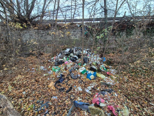 In mehreren Abschnitten entlang des Eisacks in Bozen haben Wildbachverbauung und Seab in Zusammenarbeit mit der Gemeinde Bozen, der Staadtpolizei und der Brennerautobahn AG A22 insgesamt circa 40 Kubikmeter Müll gesammelt und entsorgt. (Foto: LPA/Amt für Wildbach- und Lawinenverbauung Süd in der Agentur für Bevölkerungsschutz)