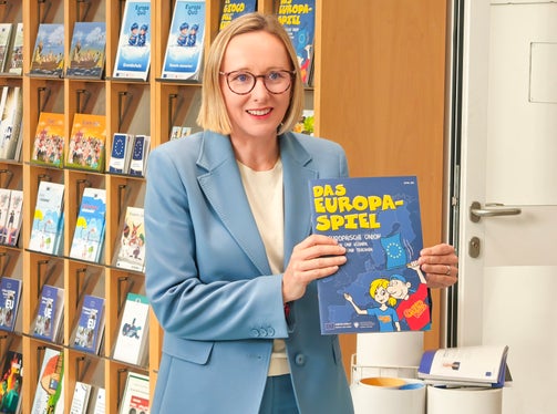 L’assessora provinciale all’Europa Magdalena Amhof mostra un opuscolo informativo che illustra l’Europa e i suoi valori e li rende comprensibili ai bambini attraverso un gioco. (Foto: USP/ Ursula Pirchstaller)