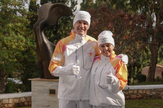 Sportlegenden und Fackelträger: Stefania Belmondo, erste Staffelläuferin, übergab die Fackel am Tag der Entzündung des olympischen Feuers in Athen an Armin Zöggeler. (Foto: Milano Cortina 2026/Verwendbar nur für die Veröffentlichung dieser Pressemitteilung)