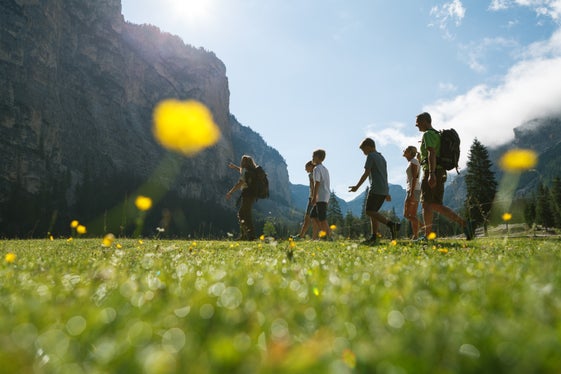 Wanderleiter, Experten des Amtes für Natur und das Naturparkbetreuerteam begleiten Familien durch die Naturparks und regen zu einem respektvollen Umgang mit der komplexen, empfindlichen Natur an. (Foto: IDM/Wild Zoo Entertainment)
