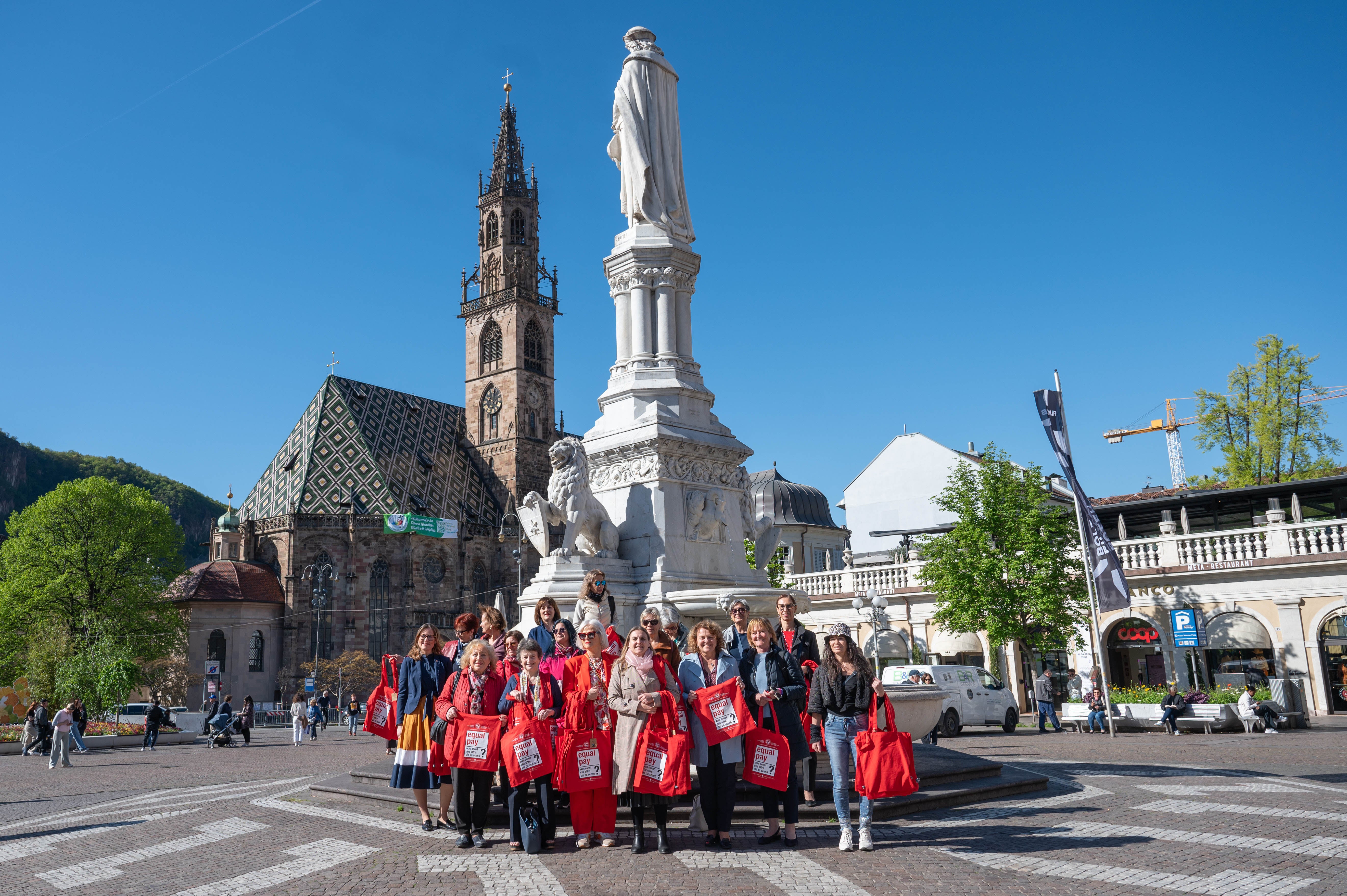Die Mitglieder des Landesbeirates für Chancengleichheit haben am 11. April, gemeinsam mit Partnerorganisationen, bei einem Flashmob Infomaterial zum Equal Pay Day verteilt. (Foto: LPA/Greta Stuefer)