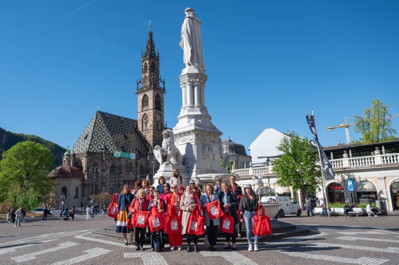 Die Mitglieder des Landesbeirates für Chancengleichheit haben am 11. April, gemeinsam mit Partnerorganisationen, bei einem Flashmob Infomaterial zum Equal Pay Day verteilt. (Foto: LPA/Greta Stuefer)