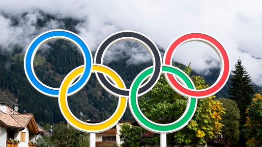 Im Zeichen der olympischen Ringe (im Bild bei der Enthüllung 2025): Dank vieler Medaillen erwiesen sich die Euregio-Länder als Wintersport-Hochburgen. (Foto: LPA/Fabio Brucculeri)