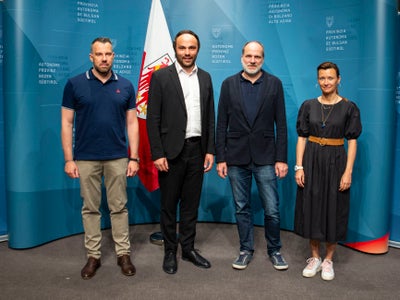 Über die Neuausrichtung der Abendoberschule und das entsprechende Bildungsangebot für das Schuljahr 2023/2024 informiert haben heute: (v.l.) Werner Sporer (Schulinspektor für die Oberstufe), Landesrat Philipp Achammer, Wolfgang Oberparleiter (Direktor des Amtes für Kindergarten- und Schulverwaltung) und Landesschuldirektorin Sigrun Falkensteiner. (Foto: LPA/Fabio Brucculeri)