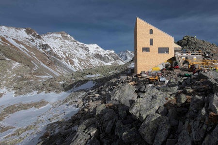 Il nuovo Rifugio Europa sta sorgendo proprio sul confine tra Austria e Italia: una sintesi tra architettura funzionale in alta montagna e un significato simbolico di unione. (Foto: Leonhard Angerer/MoDusArchitects)