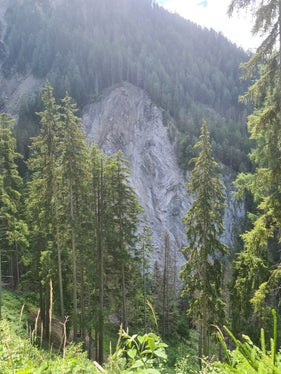 Im Bild die Abbruchstelle, von der sich geschätzte 5000 bis 10.000 Kubikmeter Material gelöst haben. (Foto; LPA/ Landesamt für Wildbach- und Lawinenverbauung Ost in der Agentur für Bevölkerungsschutz)