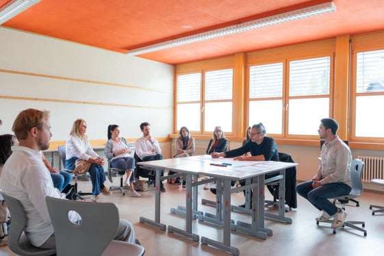 I partecipanti hanno discusso sull'attuazione delle linee guida operative del Profilo formativo delle scuole ladine, un documento pubblicato lo scorso anno e scaturito da un dialogo continuo tra la Direzione provinciale Scuole ladine e le direzioni scolastiche. (Foto: USP/Area pedagogica/Bruno Ferdigg)