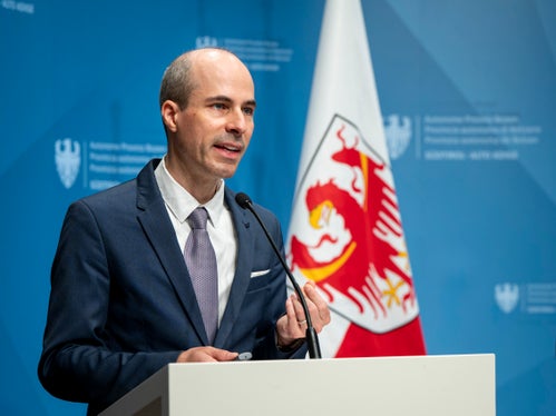 „Wir haben das ASTAT-Panel genutzt, nach Geschlecht, Alter und Gebiet geschichtet und rund 900 Fragebögen verteilt“, erklärte Timon Gärtner, der Direktor des Landesinstituts für Statistik (ASTAT) zur Methodik. (Foto: LPA/Fabio Brucculeri)