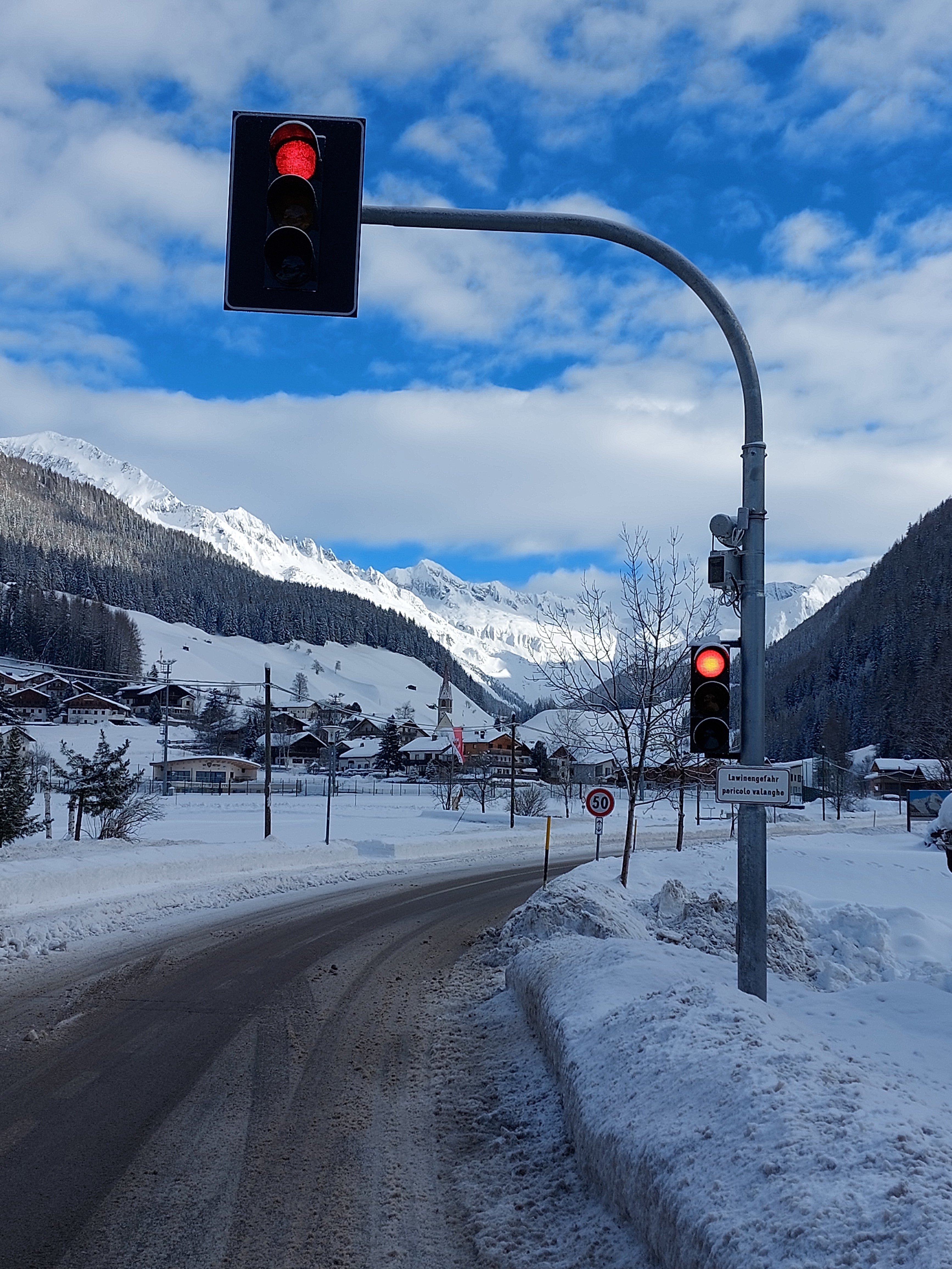 Radarsensoren erkennen Lawinen frühzeitig, eine Ampel auf der Staatstraße vor dem Bereich der Innerbichlalm – Lenkspitze (Obere Lenke) in Prettau schaltet im Falle einer Lawine automatisch auf Rot und warnt zusätzlich mit einem Sirenensignal. (Foto: LPA/Landesabteilung Straßendienst)
