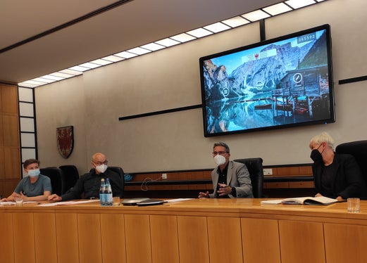 Da sinistra Veronika Rabensteiner (direttrice dell'Ufficio Ordinamento sanitario), Günther Burger (direttore del Dipartimento Salute della Provincia), Arno Kompatscher (presidente della Giunta provinciale e assessore alla Salute) und Marianne Siller (direttrice tecnico-assistenziale dell'Azienda Sanitaria dell'Alto Adige). Foto: ASP/Karin Leiter