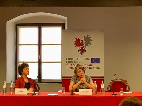 Elisa Bertò (a sinistra) dell'Euregio ed Esther Happacher dell'Università di Innsbruck hanno introdotto la conferenza di oggi (Foto: Ufficio stampa della Provincia di Trento)