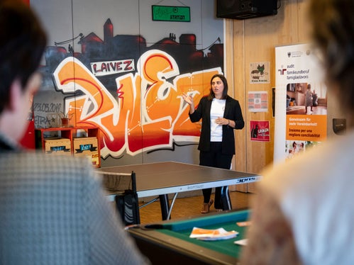 La direttrice del Centro giovani Fly, Petra Wörndle, ha presentato il Centro e i suoi principali ambiti di attività nei settori dell’infanzia, della gioventù e della cultura. (Foto: USP/Fabio Brucculeri)