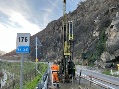Dank Turnusarbeit blieb die Staatsstraße tagsüber von 6 bis 14 Uhr, also während der Hauptverkehrszeit am Morgen ohne Einschränkung zweispurig befahrbar. (Foto: LPA/Ressort Infrastrukturen und Mobilität)