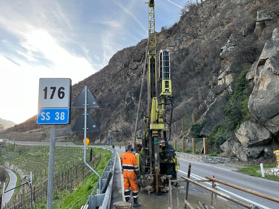 Grazie alla rotazione programmata dei lavori, la strada statale è rimasta aperta a due corsie di traffico durante il giorno dalle 6.00 alle 14.00 e quindi senza limitazioni, soprattutto nelle ore di punta del mattino. Durante i lavori è stato istituito il senso unico alternato con semaforo. (Foto: asp/Dipartimento Infrastrutture e Mobilità)


  
