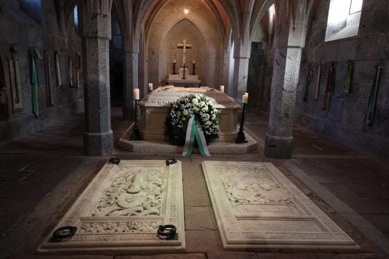 Das Grab von Erzherzog Johann von Österreich in Schenna, dem die Delegation am 28. Oktober einen Besuch abgestattet hat. (Foto: LPA/Ressort Landwirtschaft, Forstwirtschaft und Tourismus/Sabine Pitscheider)