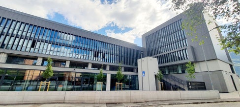 Das neue Schulgebäude der beiden italienischsprachigen Berufsschulen Marconi und Lévinas. (Foto: LPA/Thomas Laconi)