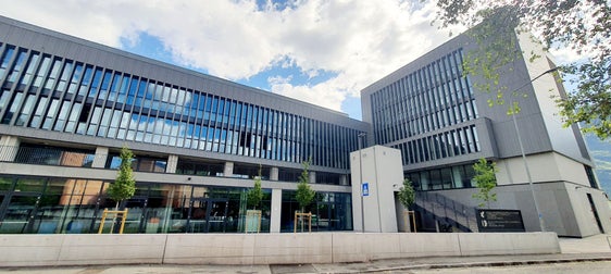 Das neue Schulgebäude der beiden italienischsprachigen Berufsschulen Marconi und Lévinas. (Foto:LPA/Thomas Laconi)