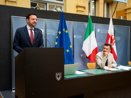 “Lavoriamo su progetti che puntino all’eccellenza delle nostre e dei nostri ragazzi, aprendoci al mondo esterno attraverso, ad esempio, i poli educativi territoriali e le realtà economiche locali, ma vogliamo continuare a lavorare sul tema fondamentale del diritto allo studio, ha dichiarato il vicepresidente e assessore all'Istruzione italiana Marco Galateo. (Foto: USP/Fabio Brucculeri)