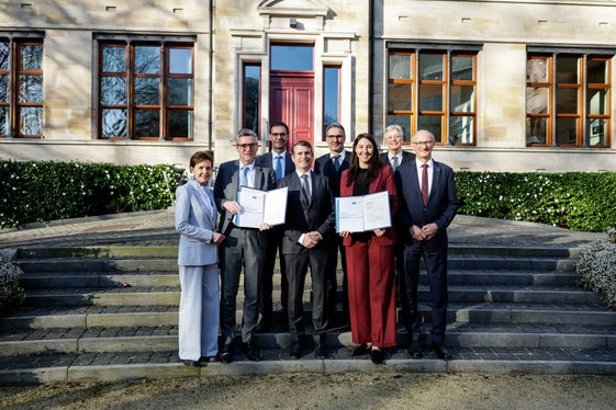 Il futuro della politica di coesione dell'UE è stato al centro di un incontro tra i Paesi alpini e la strategia macroregionale UE per la regione alpina (EUSALP) nella sede della Rappresentanza dello Stato libero di Baviera presso l'UE a Bruxelles (da sinistra): Brigitta Pallauf (presidente del Landtag di Salisburgo), Herbert Dorfmann (eurodeputato dell'Alto Adige), Markus Wallner (governatore del Vorarlberg), Eric Beißwenger (ministro bavarese per gli Affari europei e internazionali), Arno Kompatscher (presidente della Provincia autonoma di Bolzano), Sophia Kircher (eurodeputata del Tirolo), Peter Kaiser (governatore della Carinzia) e Anton Mattle (presidente del Tirolo). (Foto: USP/bri/Iris Haidau)