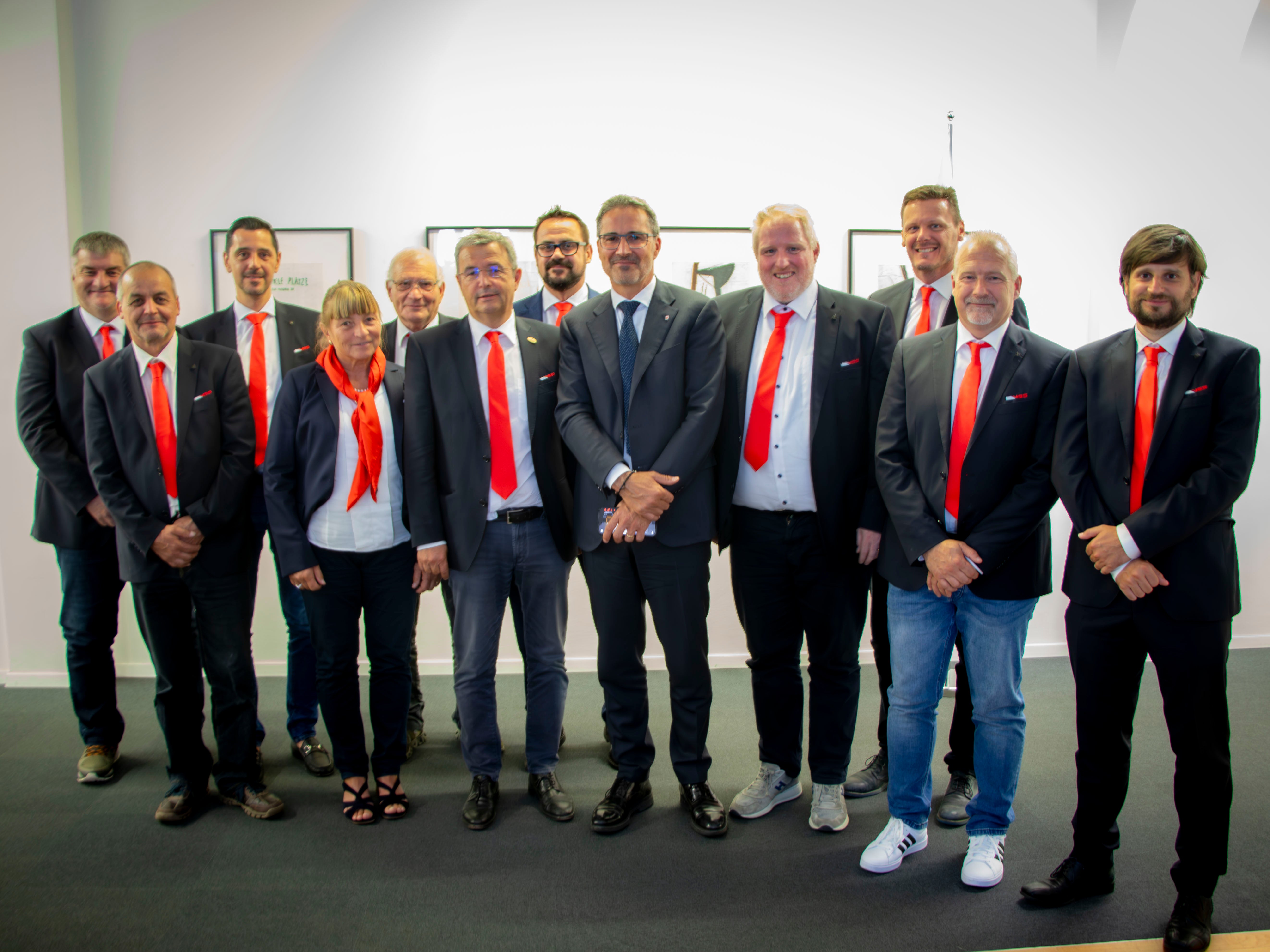 Visita al presidente Kompatscher (8° da sinistra)): il nuovo direttivo del VSS con il presidente Romen (6° da sinistra) e il vice Tiefenbrunner (9° da sinistra) (Foto: ASP/Guido Steinegger)