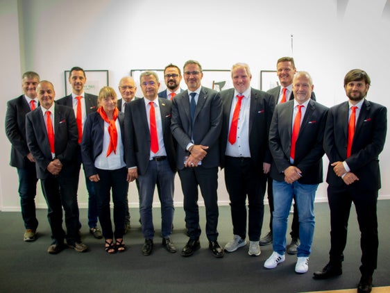 Visita al presidente Kompatscher (8° da sinistra)): il nuovo direttivo del VSS con il presidente Romen (6° da sinistra) e il vice Tiefenbrunner (9° da sinistra) (Foto: ASP/Guido Steinegger)