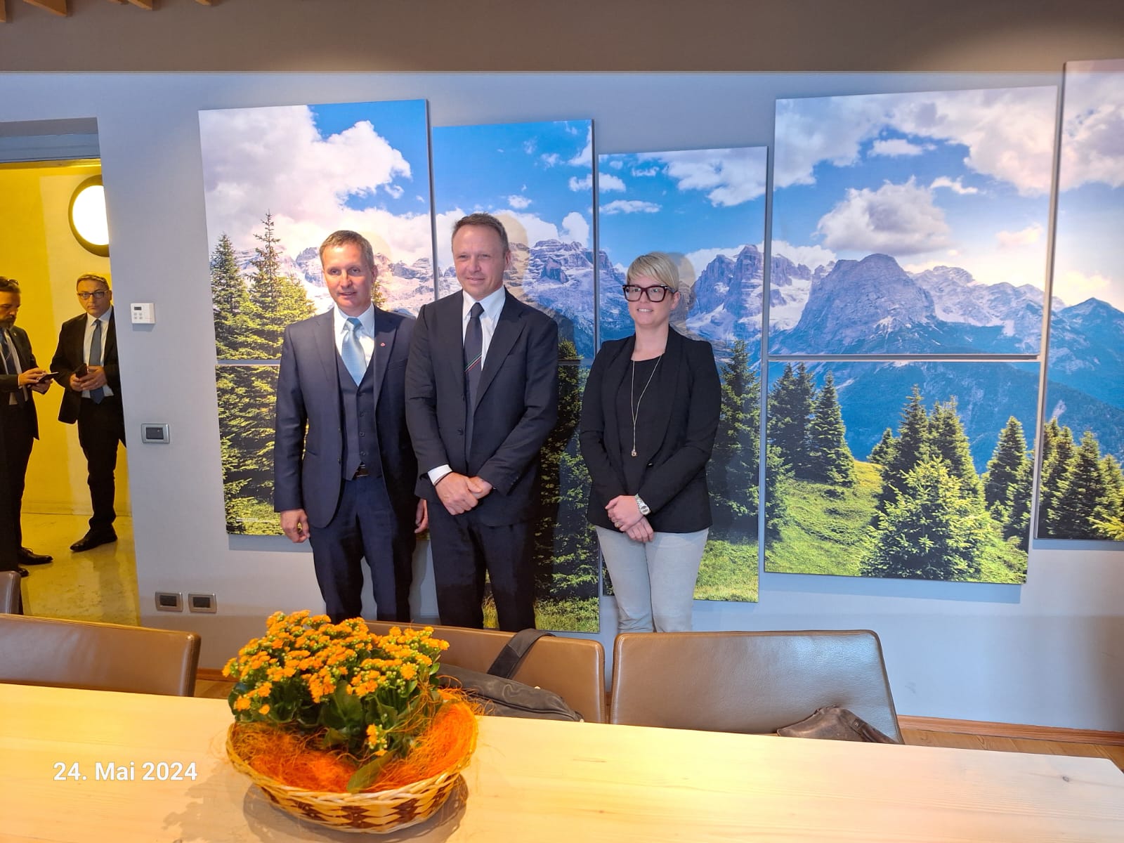 A Trento, l'assessore provinciale Luis Walcher (a sinistra) e la sua omologa trentina, Giulia Zanotelli (a destra), hanno presentato le loro preoccupazioni al ministro per l'Agricoltura, Francesco Lollobrigida (al centro). (Foto: ASP)