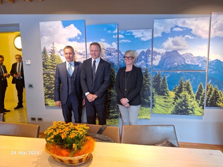 A Trento, l'assessore provinciale Luis Walcher (a sinistra) e la sua omologa trentina, Giulia Zanotelli (a destra), hanno presentato le loro preoccupazioni al ministro per l'Agricoltura, Francesco Lollobrigida (al centro). (Foto: ASP)