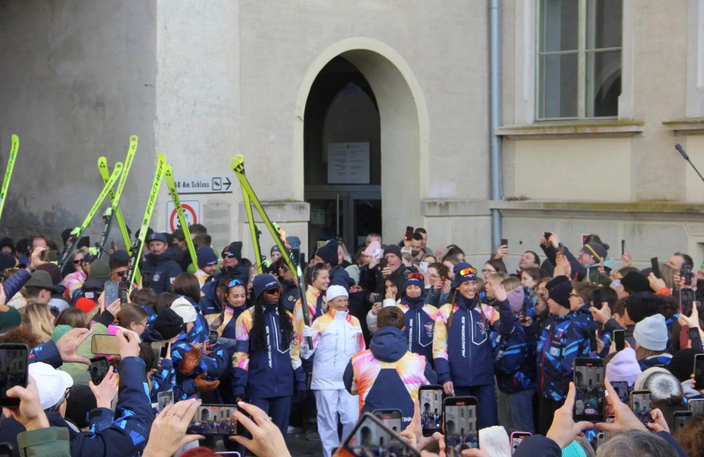 Am Paul-Tschurtschenthaler-Platz in Bruneck (im Bild beim Fackellauf am 27. Jänner) wird ab 6. Februar das Fan Village eingerichtet, bei dem die Olympischen Bewerbe live am Großbildschirm miterlebt werden können. (Foto: Gemeinde Bruneck. Das Foto darf nur im Zusammenhang mit dieser Aussendung verwendet werden.)