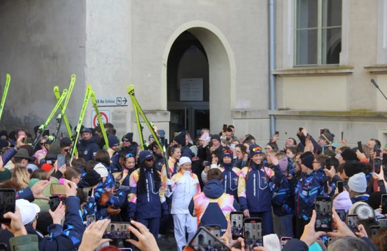 Am Paul-Tschurtschenthaler-Platz in Bruneck (im Bild beim Fackellauf am 27. Jänner) wird ab 6. Februar das Fan Village eingerichtet, bei dem die Olympischen Bewerbe live am Großbildschirm miterlebt werden können. (Foto: Gemeinde Bruneck. Das Foto darf nur im Zusammenhang mit dieser Aussendung verwendet werden.)