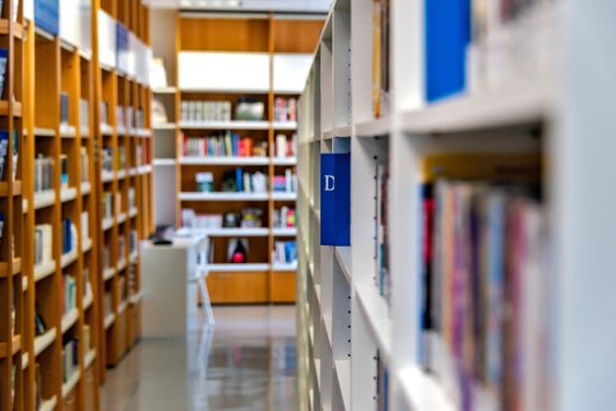 Der Buchbestand der Vereinigung Archeoart wird an die italienische Landesbibliothek "Claudia Augusta" übergeben. (Foto: LPA/Peter Daldos)