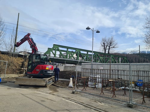 L'Ufficio Bacini montani Est sta eseguendo lavori sulla diga destra del Rienza a Stegona, durante i quali è necessaria una deviazione. (Foto: ASP/Ufficio sistemazione bacini montani Est)