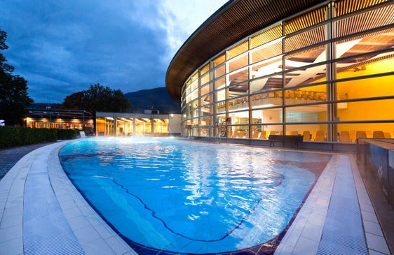 Das Land Südtirol unterstützt Gemeinden auch 2026 mit insgesamt vier Millionen Euro bei den Energiekosten für Hallenbäder und Kunsteisanlagen. Im Bild: Die Acquarena in Brixen (Foto: LPA)

